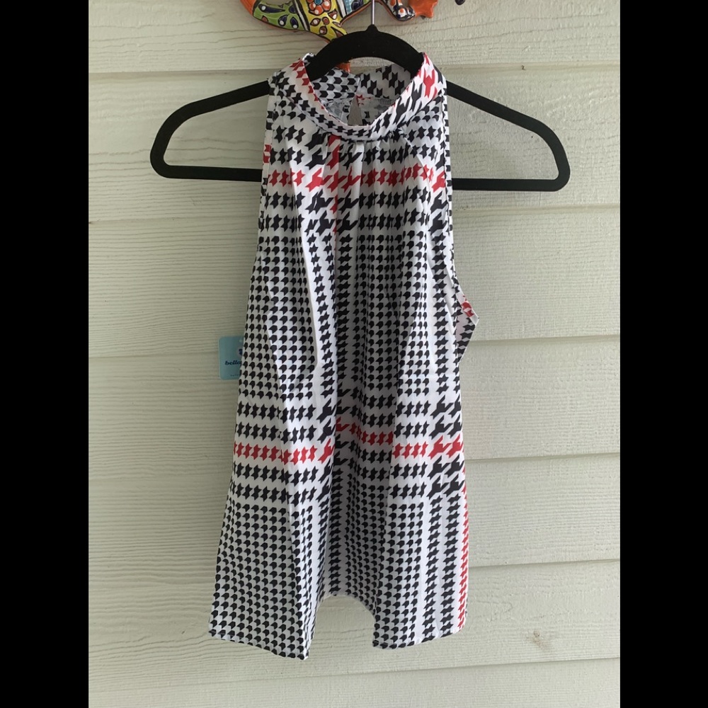 Cute summer top, shoulder bearing, back button.
